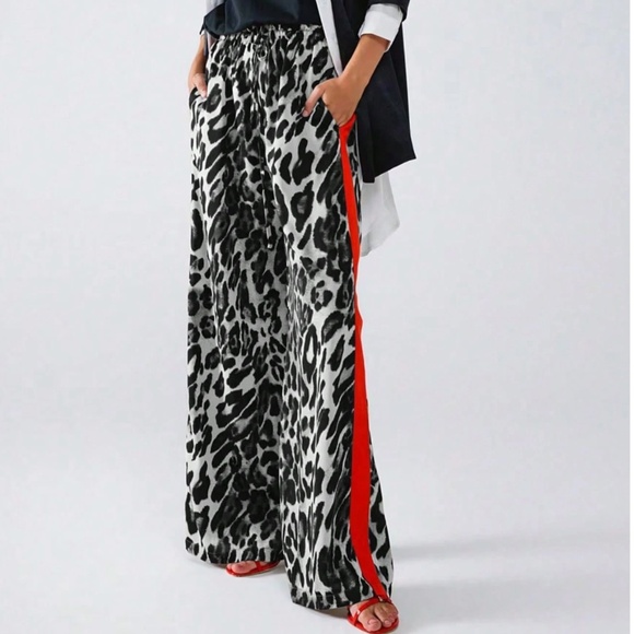 Classic Leopard print Wide Leg Pants - Picture 3 of 5